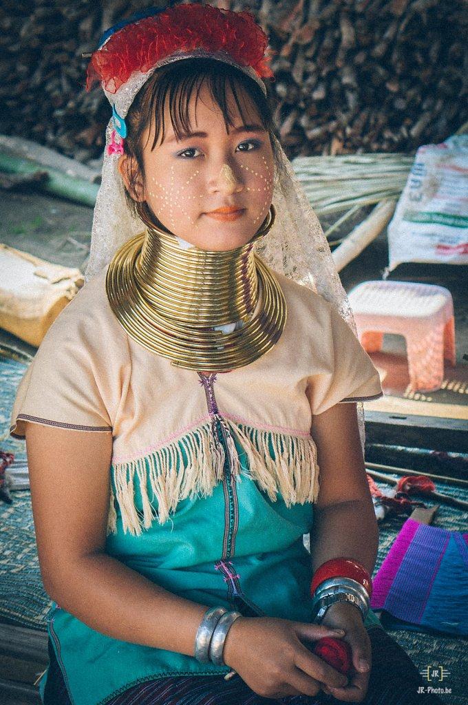 PORTRAIT - LONG NECK KAYAN LAHWI